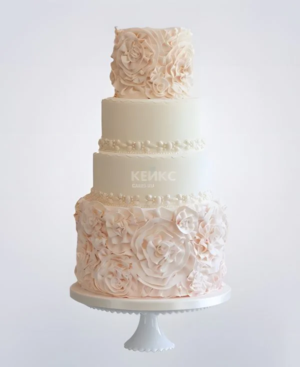 Четырехъярусный бежевый свадебный торт с кружевами Фото