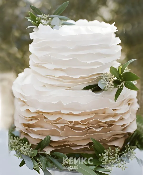 Свадебный торт в бежевых тонах с живыми цветами Свадебный торт в бежевых тонах с живыми цветами Фото