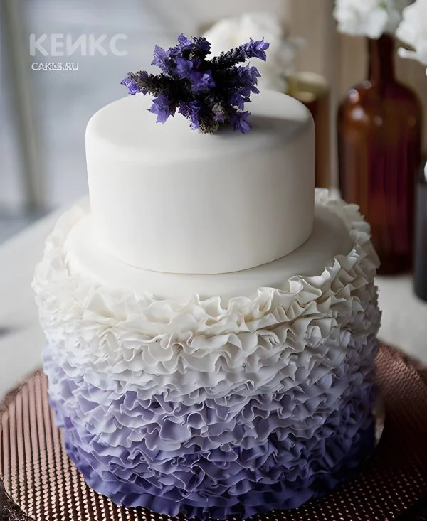 Фиолетовый свадебный торт с рюшами и живыми цветами Фиолетовый свадебный торт с рюшами и живыми цветами Фото