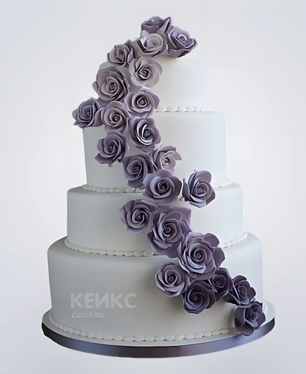 Четырехъярусный свадебный торт с фиолетовыми цветами Четырехъярусный свадебный торт с фиолетовыми цветами Фото