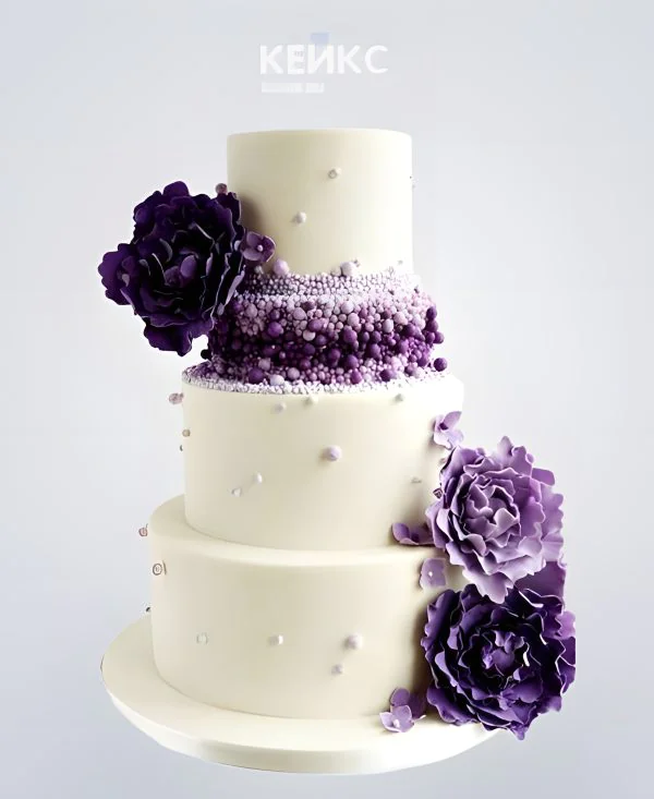 Бело-фиолетовый свадебный торт с цветами Бело-фиолетовый свадебный торт с цветами Фото