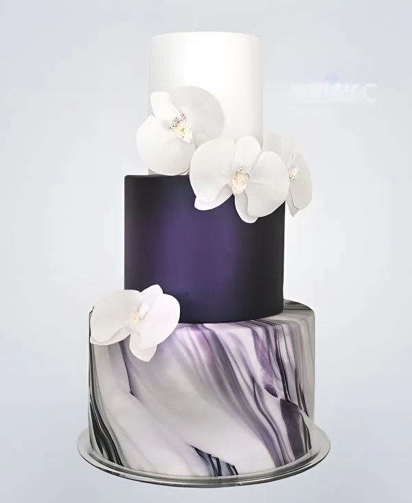 Свадебный торт в фиолетовых тонах с белыми орхидеями Свадебный торт в фиолетовых тонах с белыми орхидеями Фото