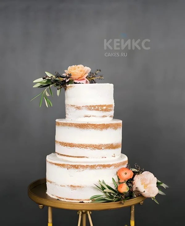 Голый свадебный торт с бежевыми цветами Фото