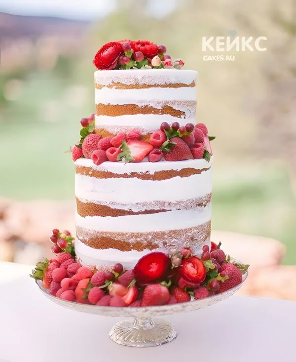 Голый свадебный торт с ягодами и красными цветами Фото