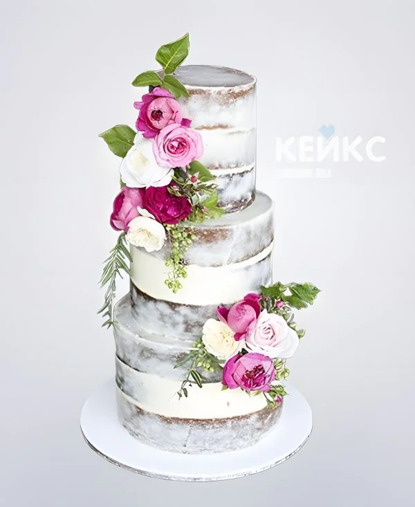 Свадебный торт голый с белыми и розовыми цветами Фото