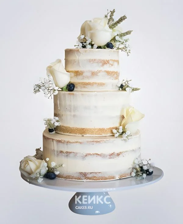 Свадебный торт голый с белыми розами и ягодами Фото