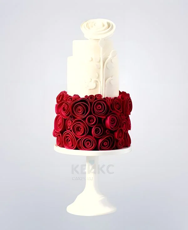 Свадебный торт с красными розами и белой розой на вершине Фото
