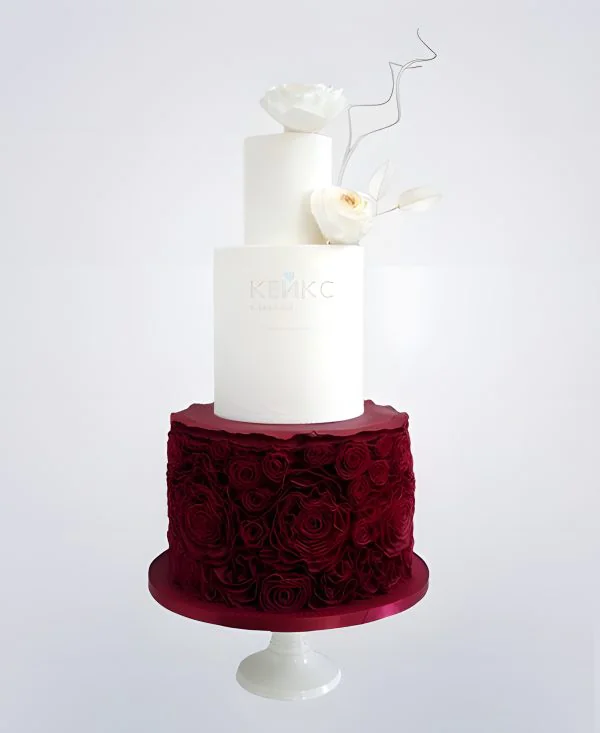 Красно-белый свадебный торт с белыми цветами Фото