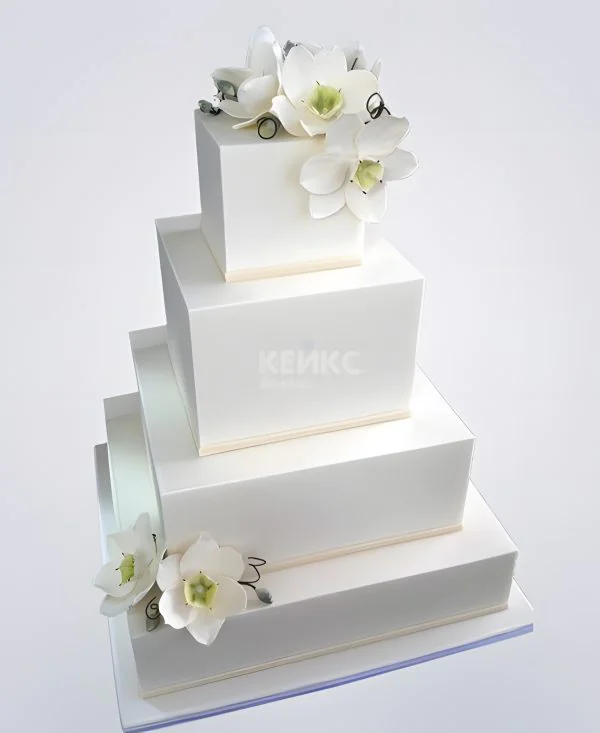 Высокий квадратный свадебный торт с белыми нарциссами Фото