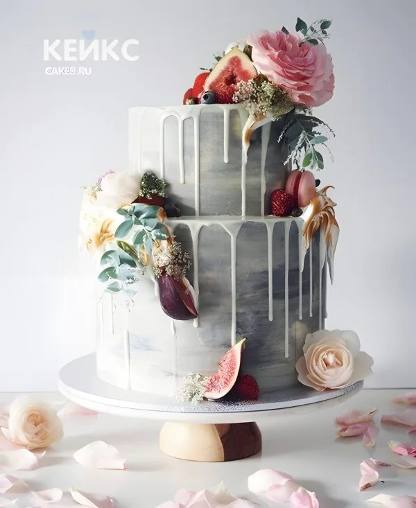 Двухъярусный маленький свадебный торт с цветами, инжиром и макарунни Фото