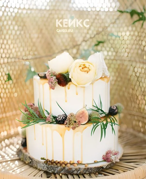 Небольшой свадебный торт без мастики с декором из ягод и цветов Небольшой свадебный торт без мастики с декором из ягод и цветов Фото