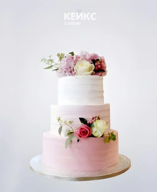 Розовый свадебный торт омбре с живыми цветами Розовый свадебный торт омбре с живыми цветами Фото