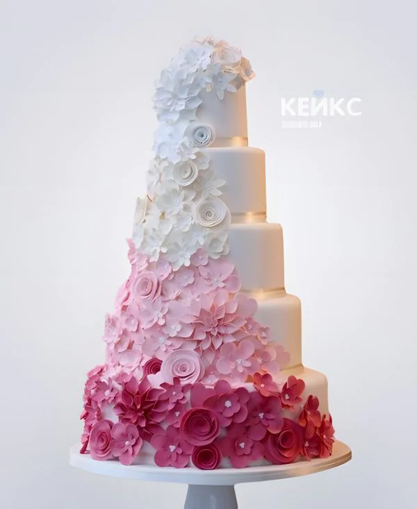 Свадебный розовый торт Омбре с цветами из мастики Свадебный розовый торт Омбре с цветами из мастики Фото