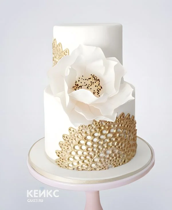 Бело-золотой торт с цветком на свадьбу Фото