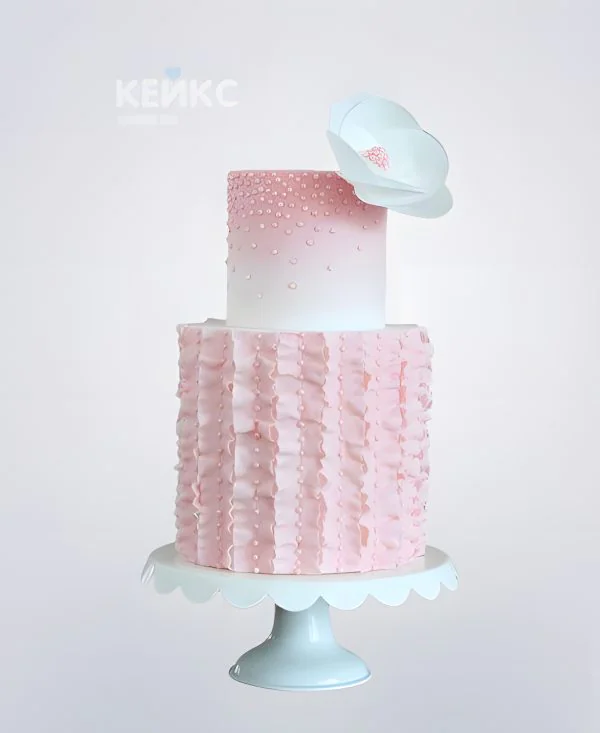 Розово-белый свадебный торт с рюшами и жемчугом Розово-белый свадебный торт с рюшами и жемчугом Фото