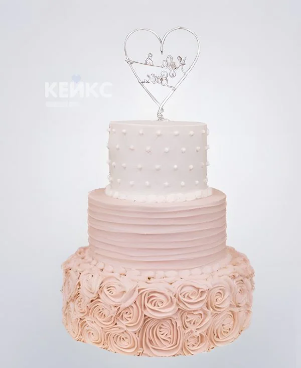 Розовый свадебный торт с сердечком Фото