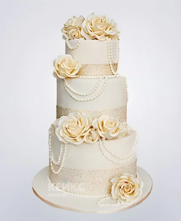 Бежевый свадебный торт с жемчугом и цветами Фото