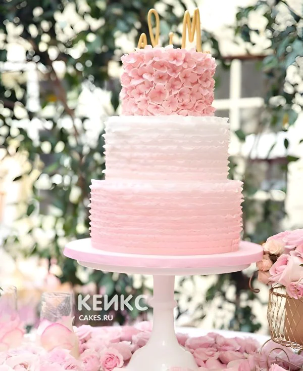 Трехъярусный розовый свадебный торт с цветами Фото