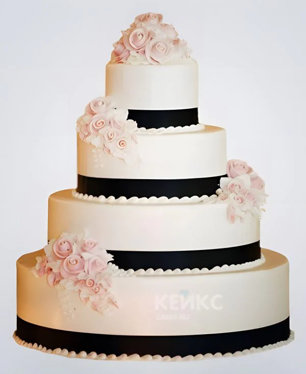 Свадебный торт с черными полосами и розовыми цветами Фото