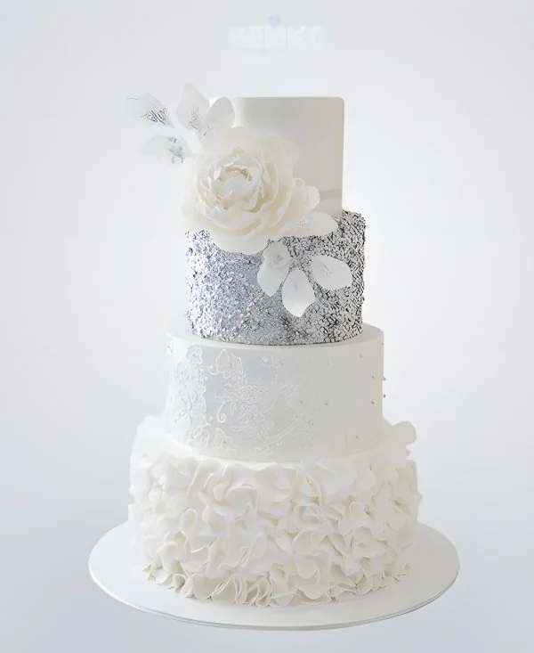 Сверкающий свадебный торт с кружевами и белым цветком Фото