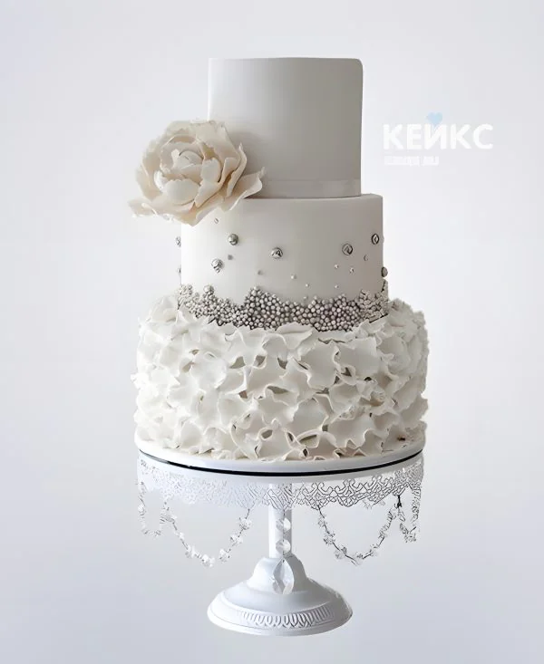 Шикарный свадебный торт с цветами, декорирован серебряными бусинками Фото