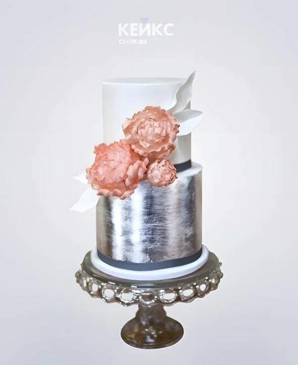 Двухъярусный бело-серебристый свадебный торт с оранжевыми цветами Фото