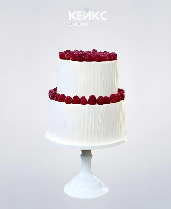 Свадебный торт с фруктами и малиной Фото