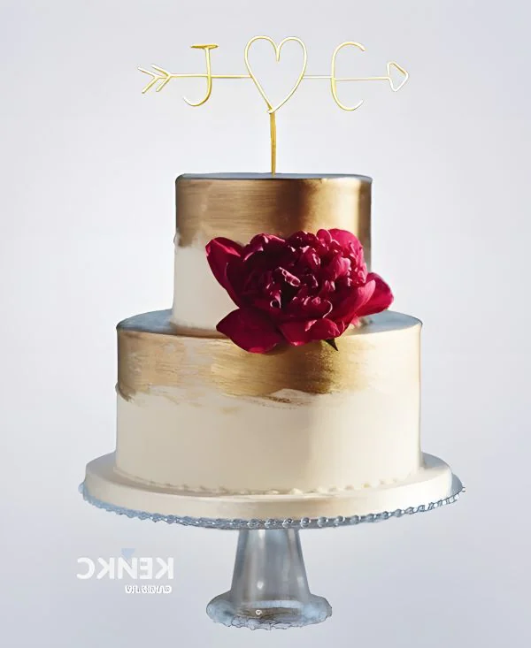 Двухъярусный свадебный торт с инициалами и цветком Фото