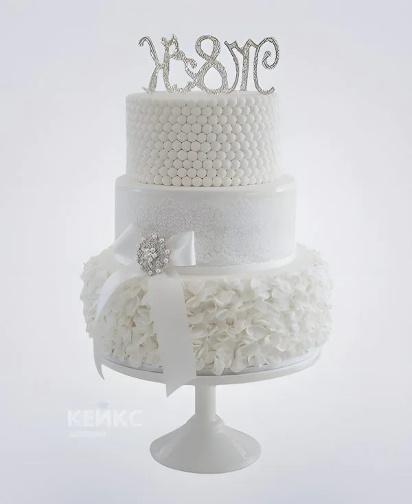 Свадебный белоснежный торт с инициалами и бантом Фото
