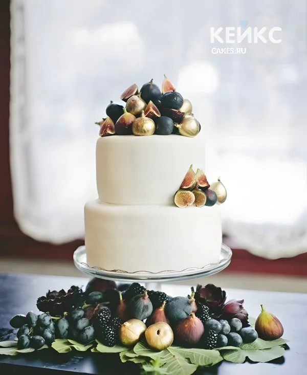 Белый свадебный торт с ягодами инжира Фото