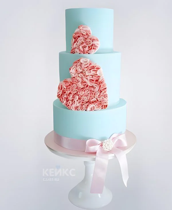 Голубой свадебный торт с сердцем из кружева Голубой свадебный торт с сердцем из кружева Фото