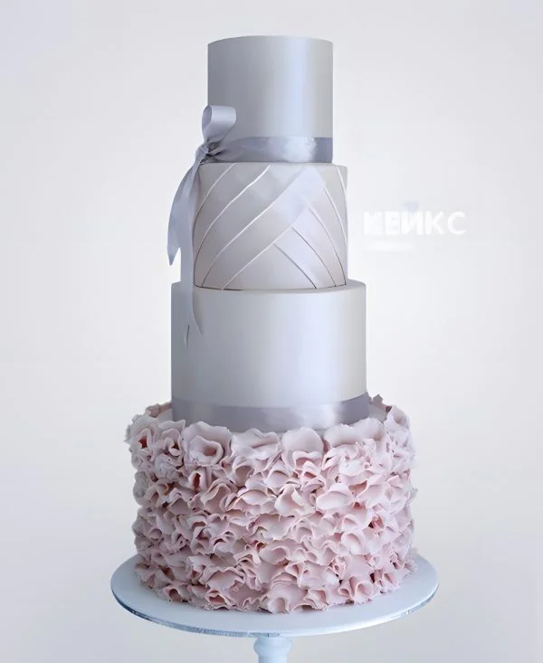 Серебристый свадебный торт с кружевом Серебристый свадебный торт с кружевом Фото