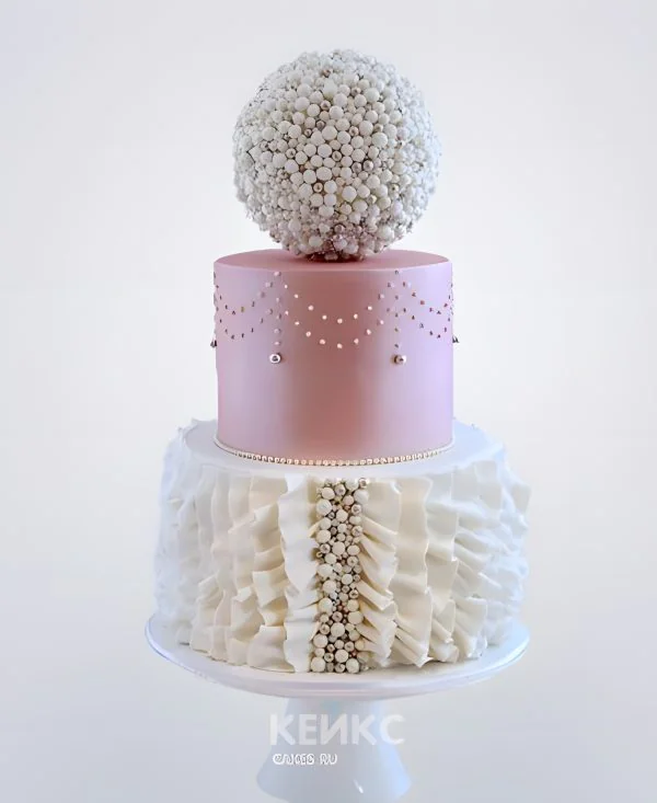 Розовый свадебный торт с кружевами и шаром из бусин Розовый свадебный торт с кружевами и шаром из бусин Фото