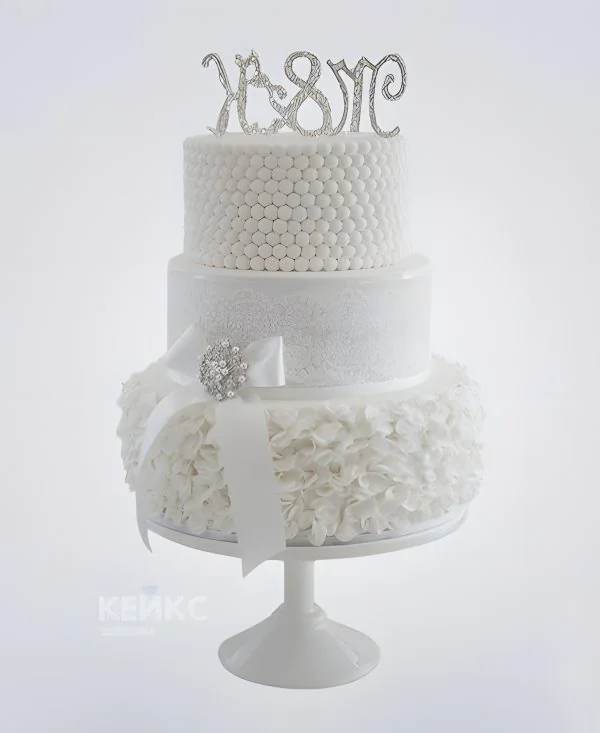 Свадебный торт белого цвета с кружевом и инициалами Свадебный торт белого цвета с кружевом и инициалами Фото