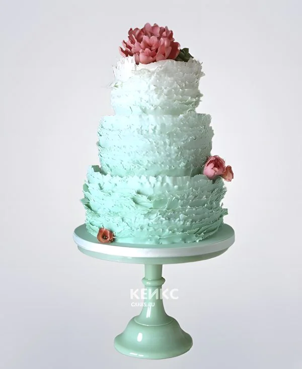 Свадебный торт с кружевами мятного цвета и пионами Свадебный торт с кружевами мятного цвета и пионами Фото