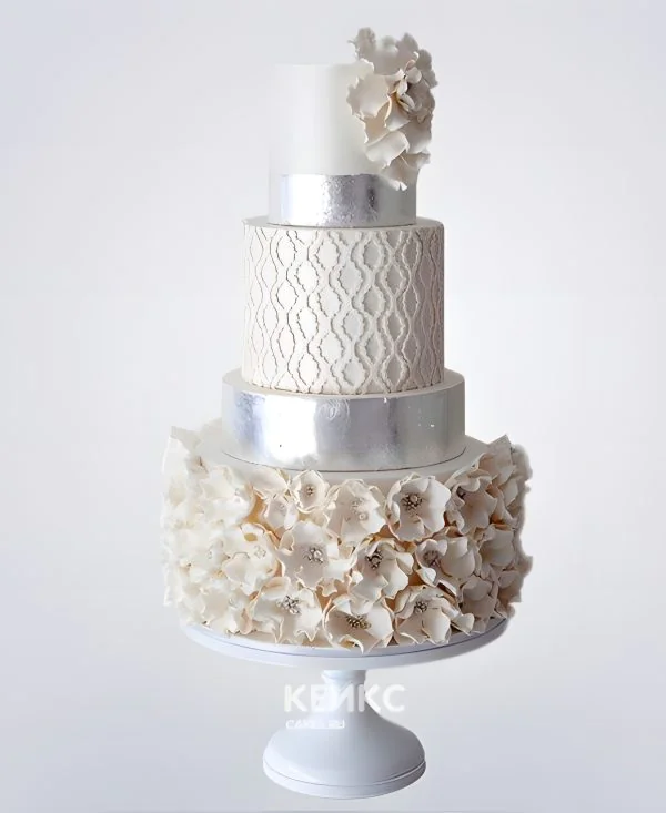 Свадебный торт с бежевыми кружевами и цветами Свадебный торт с бежевыми кружевами и цветами Фото