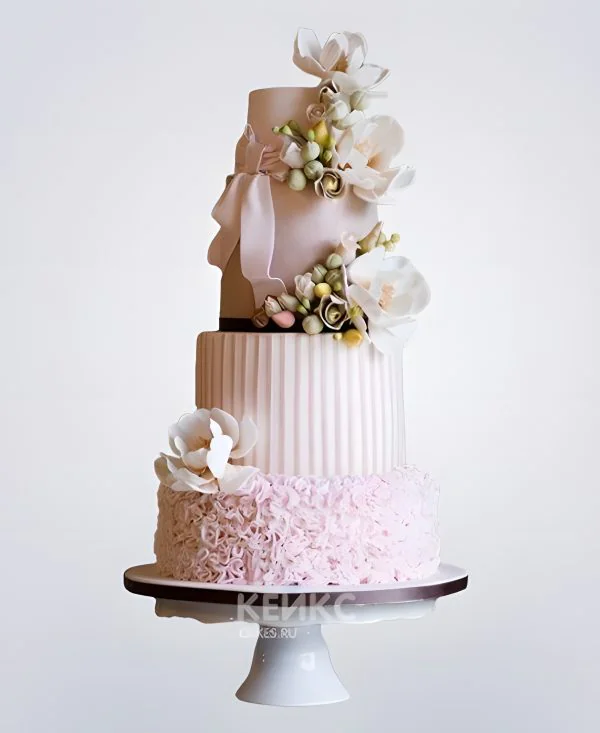 Высокий розовый свадебный торт с кружевами и цветами Высокий розовый свадебный торт с кружевами и цветами Фото