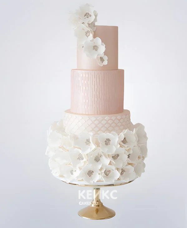Свадебный торт с кружевами и белыми цветами Свадебный торт с кружевами и белыми цветами Фото