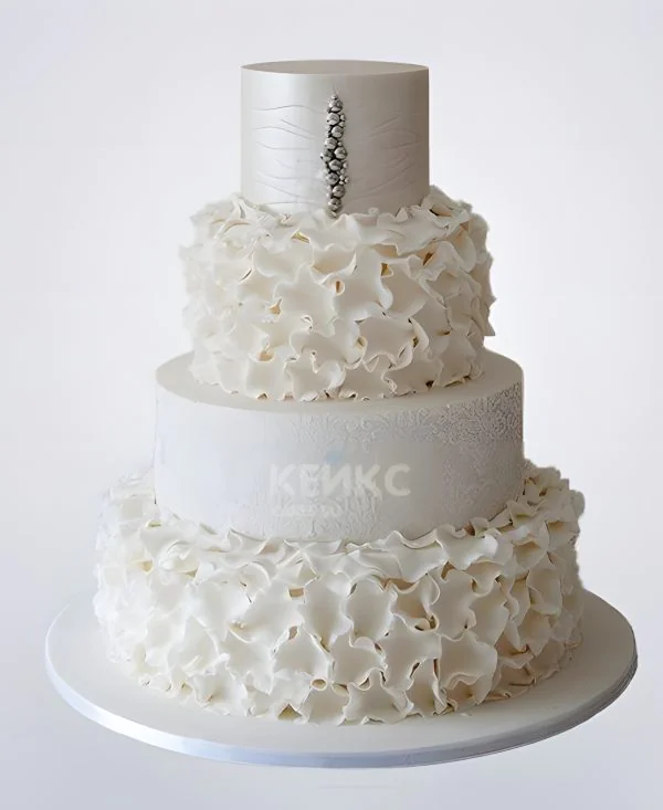 Четырехъярусный свадебный торт с кружевами Четырехъярусный свадебный торт с кружевами Фото