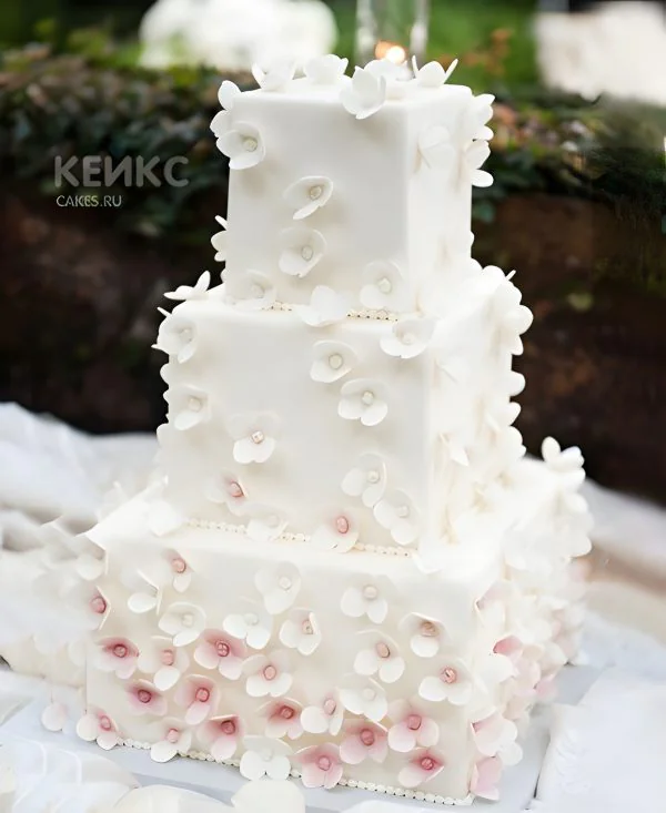 Трехъярусный квадратный свадебный торт с кружевами Трехъярусный квадратный свадебный торт с кружевами Фото