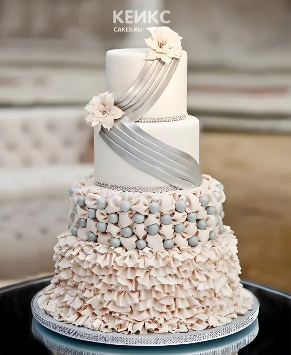 Розово-серый высокий свадебный торт с кружевами Розово-серый высокий свадебный торт с кружевами Фото