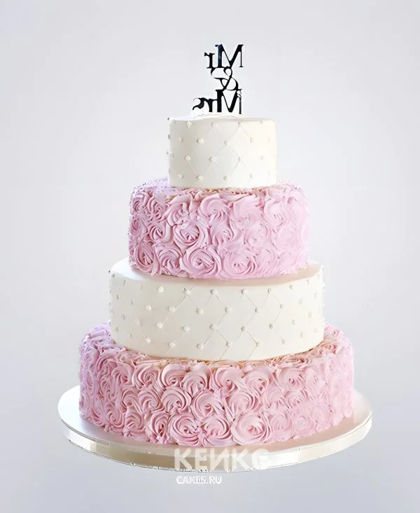 Бело-розовый свадебный торт с кружевами и надписью Бело-розовый свадебный торт с кружевами и надписью Фото