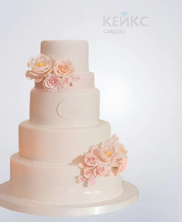 Нежно-розовый свадебный торт с кружевом и цветами Нежно-розовый свадебный торт с кружевом и цветами Фото