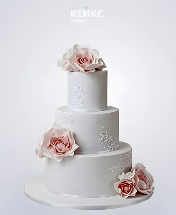 Белый свадебный торт с нежными розами и кружевом Белый свадебный торт с нежными розами и кружевом Фото