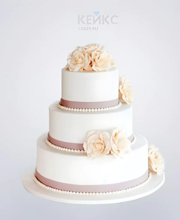 Белый трехъярусный свадебный торт с кружевами Белый трехъярусный свадебный торт с кружевами Фото