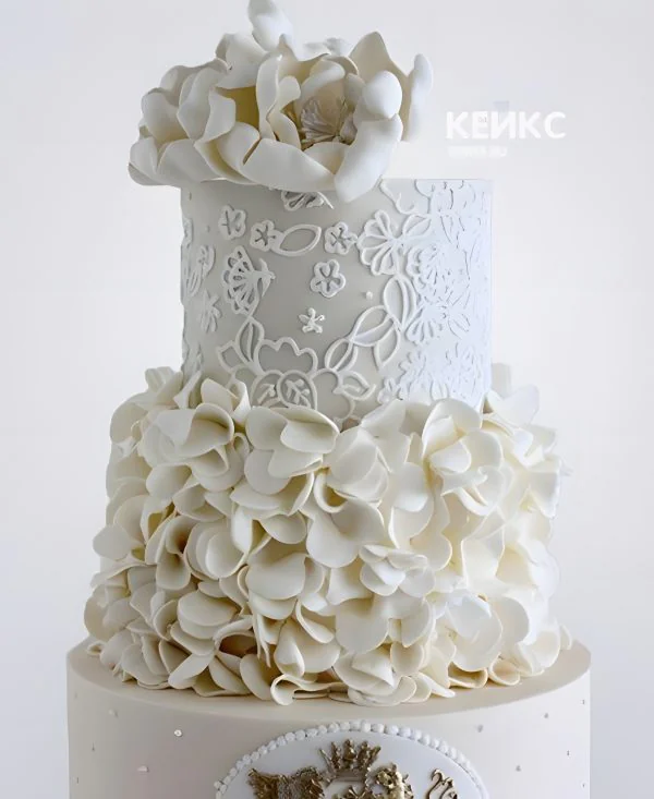 Свадебный торт с рюшами и кружевом из мастики Свадебный торт с рюшами и кружевом из мастики Фото