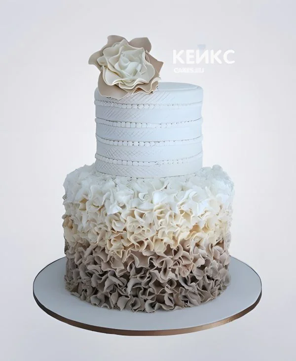 Свадебный двухъярусный торт с кружевами Свадебный двухъярусный торт с кружевами Фото