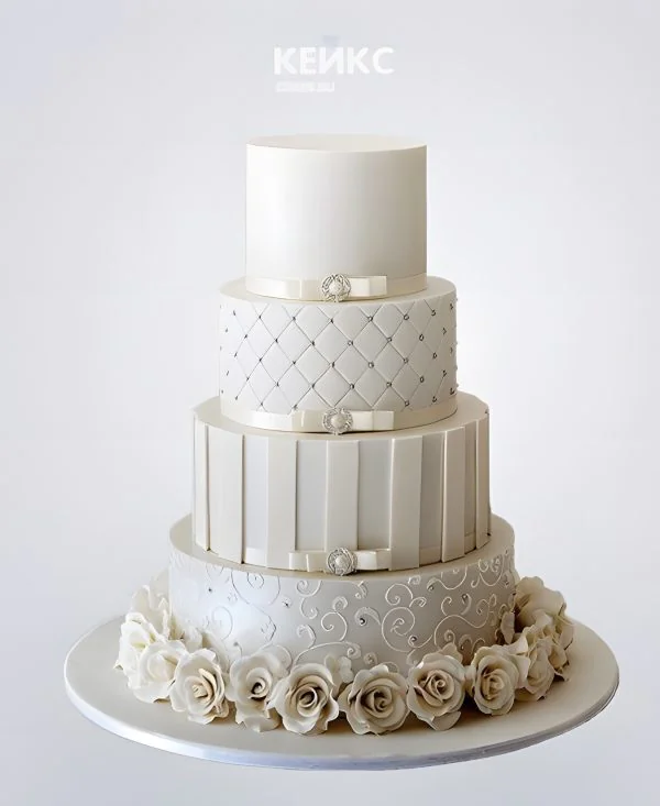 Винтажный свадебный торт с бежевыми розами и бантами Винтажный свадебный торт с бежевыми розами и бантами Фото