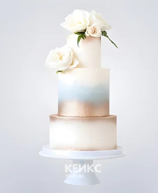 Трехъярусный бело-голубой свадебный торт с розами и позолотой Трехъярусный бело-голубой свадебный торт с розами и позолотой Фото