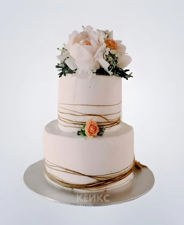Персиковый двухъярусный свадебный торт с оранжевыми розами Персиковый двухъярусный свадебный торт с оранжевыми розами Фото